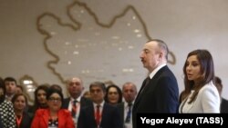 Azerbaýjanyň awtoritar prezidenti Ilham Aliýew aýaly Mehriban Aliýewa bilen, 11-nji aprel, 2018.