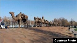 Инсталляция в виде каравана. Фото пресс-службы Госкомтуризма Узбекистана.