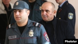 Armenia - Samvel Babayan (R), Nagorno-Karabakh's former military leader, stands trial in Yerevan, 20Nov2017.