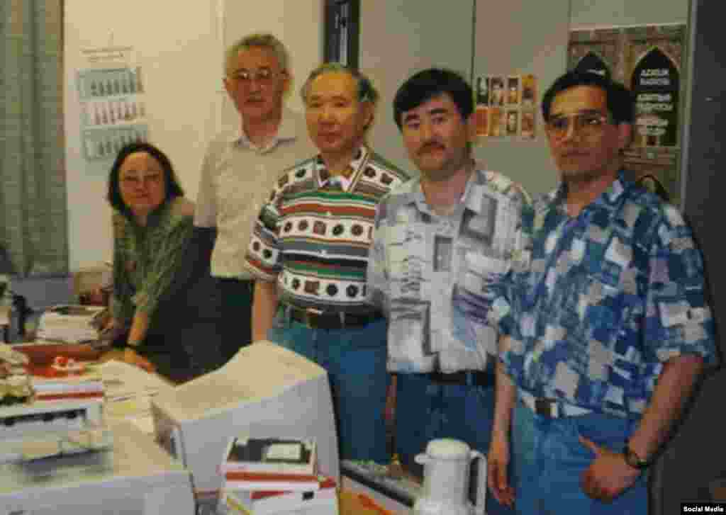 Азаттық радиосының қызметкерлері (солдан оңға қарай): Нұркәмал Пінар, Хасен Оралтай, Талғат Қосжігіт, Әбдуақап Қара және Әлихан Жаналтай. Мюнхен, Германия, 1995 жыл