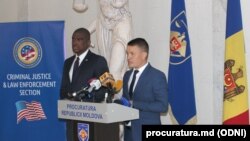 Ambasadoru SUA Dereck J. Hogan și procurorul general Dumitru Robu