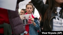 Një nxënëse në Prishtinë, duke protestuar pas arrestimit dhe deportimit të shtetasve turq nga Kosova.
