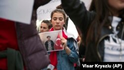 Protest učenika škole Mehmet Akif nakon hapšenja njenih učitelja i nastavnika, Priština, 29. mart 2018.