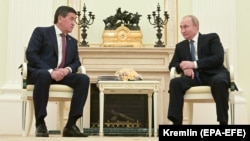 Встреча президентов России и Кыргызстана Владимира Путина и Сооронбая Жээнбекова в Москве. 11 июля 2019 года.