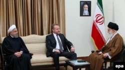 Iranski vrhovni vođa ajatolah Ali Hamenei (desno) s Bakirom Izetbegovićem (u sredini) i Hassanom Rouhanijem u Teheranu, 25. 10. 2016.