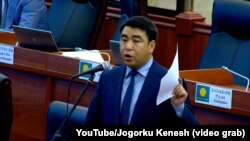 Жанар Акаев выступает в парламенте, 23 октября 2019 г.