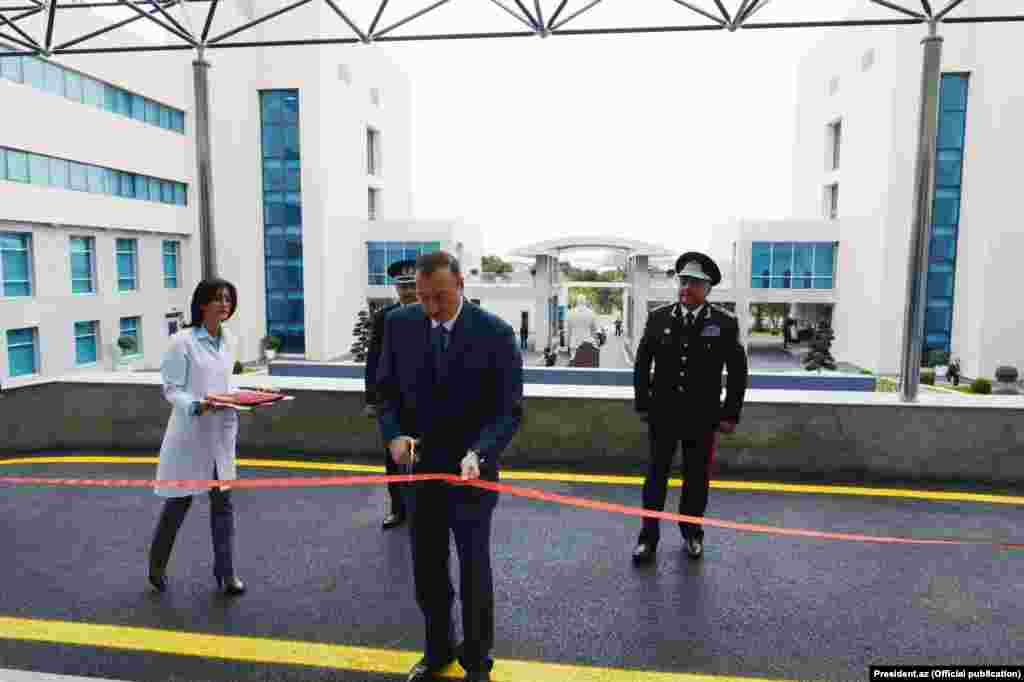 İlham Əliyev Milli Təhlükəsizlik Nazirliyinin hospitalının açılışını edir (Foto:president.az)
