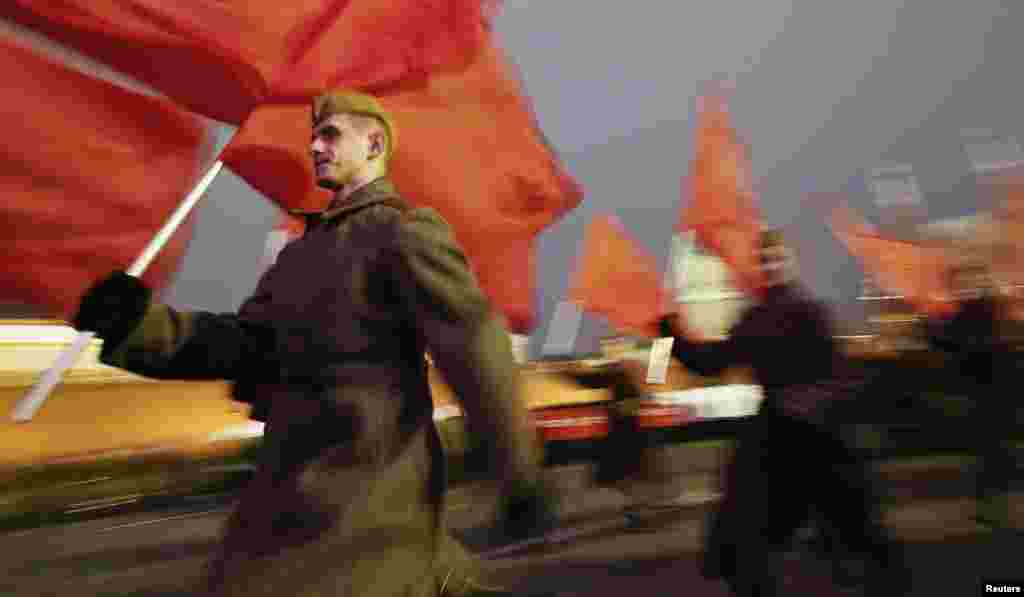1941 соналъул парад ракlалде щвезабулеб букlана Москваялда Багlараб Майданалда доб заманаялъул ретlел ретlарал аскариязул маршалдалъун. &nbsp;(Reuters/Maxim Shemetov) 
