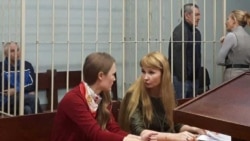 Віктар Воўчанка (зьлева ў клетцы) і Ўладзімер Косьцін (справа) падчас суду