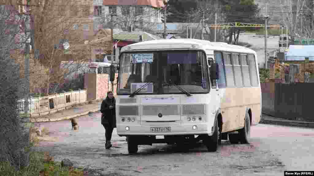 С Северной стороны Севастополя до села Красный Мак ходят автобусы маршрутов №26 и №45