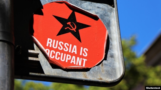 Наклейка с надписью «Россия – оккупант». Тбилиси, Грузия, июль 2019 года