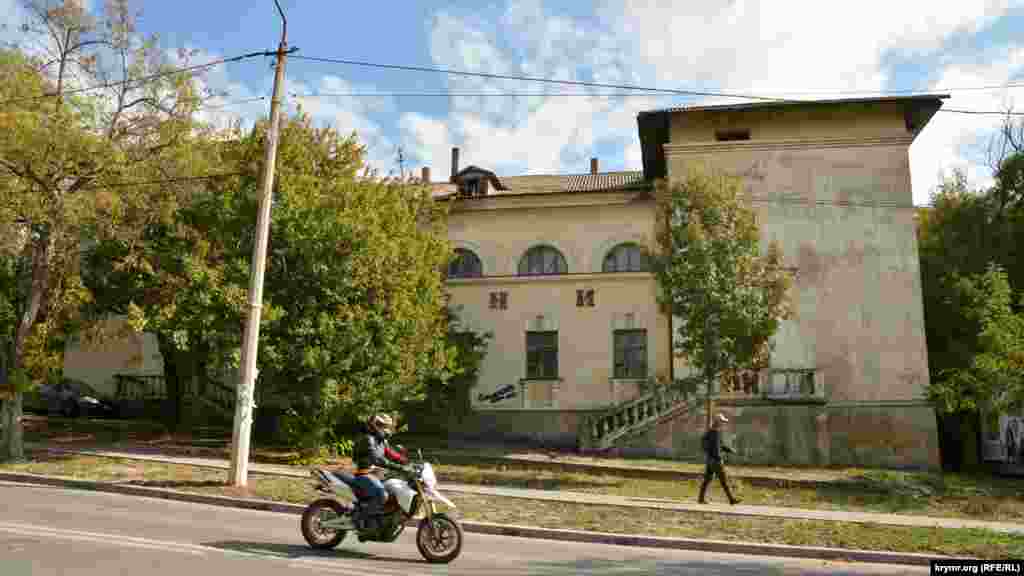 Порожня будівля колишньої лазні на вулиці Леваневського вже давно шукає свого інвестора. У 1980-х роках до цієї бані зі знаменитою вологою парильнею їздили жителі всіх районів Севастополя