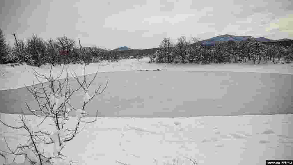 Дорога на вершину начинается из села&nbsp;Синекаменка, что в Белогорском районе Крыма. На окраине села есть небольшой пруд, сейчас он покрыт льдом