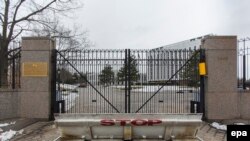 Ворота посольства России в Вашингтоне.