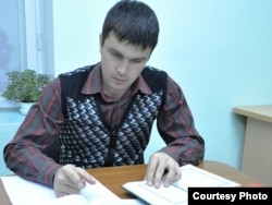 Руслан Сәйфетдинов тәрҗемә эшли