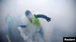 Солзавец на протестите на жолтите елеци во Париз