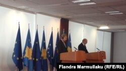 Komisioneri i Bashkimit Evropian për Politikë të Fqinjësisë dhe Zgjerim, Johannes Hahn dhe kryeministri i Kosovës Isa Mustafa