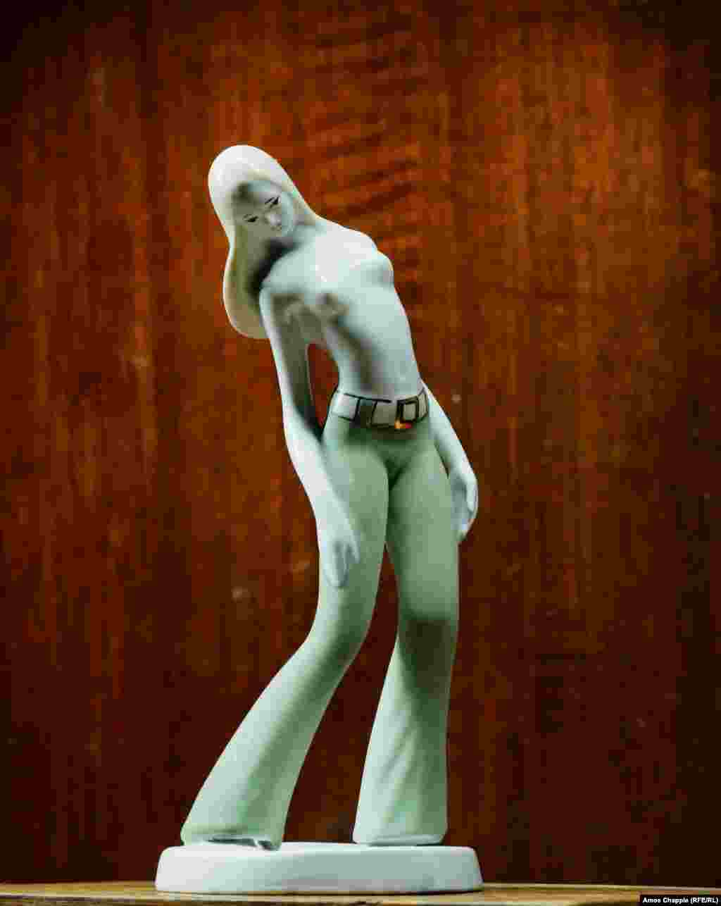 Волелюбна порцелянова статуетка, зроблена на фабриці в Алба-Юлія, що на річці Муреш в Трансільванії
