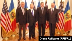Слева направо: Петр Лучинский, посол США в Молдове Уильям Мозер, Мирча Снегур и Николае Тимофти на приеме в посольстве США в Кишиневе. 2012 год