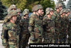 Moldovai katonák alakzatban az ukrajnai Rapid Trident gyakorlatra való indulás előtt Chişinăuban 2017. szeptember 6-án