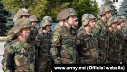 Militarii moldoveni pregătiți să plece în Ucraina, pentru exercițiile „Rapid Trident”, Chișinău, 6 septembrie 2017 