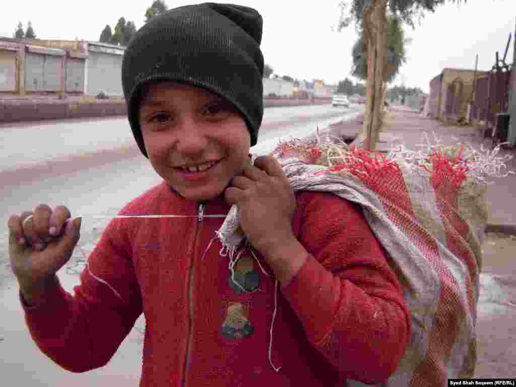 افغانستان: کندهار، حفیظ الله د ښار په کوڅو کې خځلې ټولوي