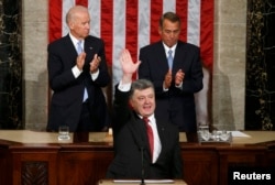 Петр Порошенко выступает перед Конгрессом 18 сентября 2014 годаn Boehner (R-OH) stand behind Poros