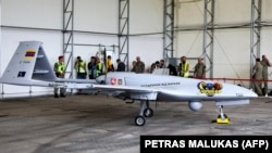 O dronă de luptă Bayraktar TB2, donată Ucrainei de Lituania. Baza aeriană Siauliai, 6 iulie 2022