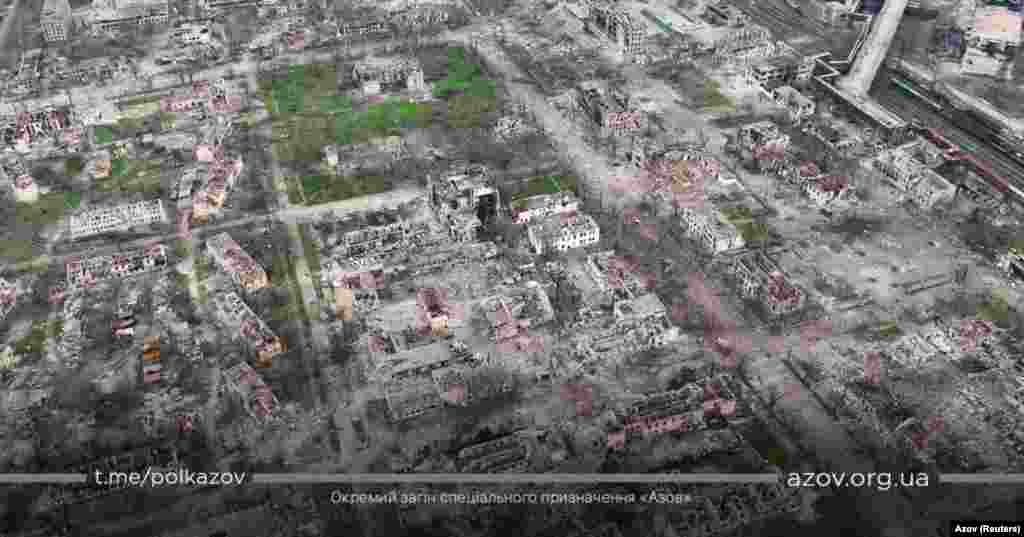 Мариупол, Донецка област, 24 април 2022 г. По време на сраженията за пристанищния град са разрушение почти 90 % от жилищните сгради, твърди ООН. Загиналите, според украинските власти, са над 25 000 души.