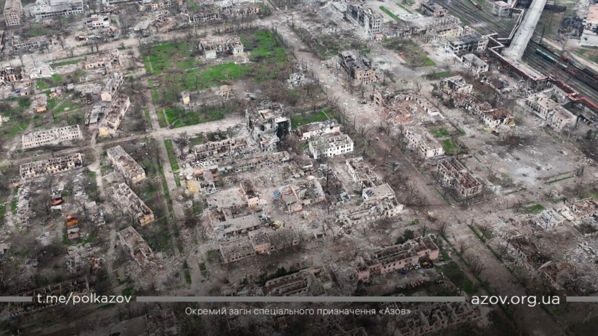 Сателитни снимки показват наскоро изкопани траншеи на 5 км от