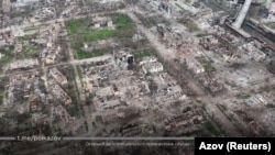 Разрушенные здания в Мариуполе в результате масштабного вторжения России в Украину. Скриншот из видео, обнародованного полком "Азов" 24 апреля 2022 года