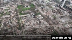 Разрушенные здания в Мариуполе в результате масштабного вторжения России в Украину. Скриншот из видео, обнародованного полком "Азов" 24 апреля 2022 года