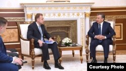 Президент Узбекистана Шавкат Мирзияев (справа) и председатель правительства Российской Федерации Игорь Шувалов. Ташкент, 23 августа 2017 года. Фото: пресс-служба президента Узбекистана.