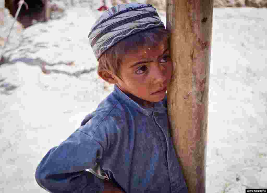 Khalid, 8 vjeç, iku me familjen e tij nga shtëpia e tyre në Provincën Samangan.