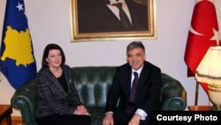 Косовската претседателка Атифете Јахјага на средбата со турскиот колега Абдула Ѓул