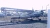 Старый самолет в аэропорту Казармана.