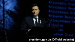 «Лікувати треба, на мою думку, не симптоми, а першопричину, змінювати не принципи виробництва і надрокористування, а глобального мислення, глобальної поведінки, пріоритети світової політики і кожної держави», – наголосив Зеленський