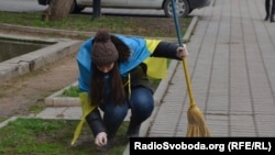 Уборка парка как акция против агрессии России, Симферополь, 8 марта 2014 года