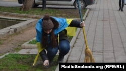 Жінки у Сімферополі. Прибирання парку як акція проти агресії Росії