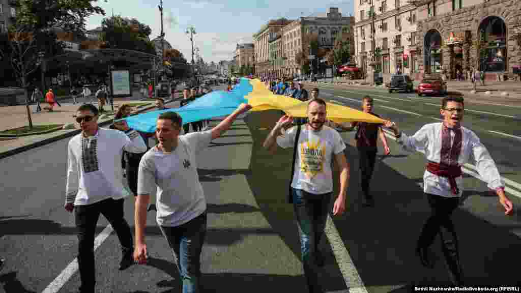 Перше офіційне визнання синьо-жовтого як прапора українського народу відбулось 22 березня 1918 року. Тоді Центральна Рада ухвалила закон, затвердивши поєднання жовтого та блакитного кольорів як стяга Української Народної Республіки