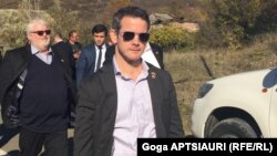 Конгрессмен Адам Кинзингер во время посещения линии разделения у села Одзиси. 8 ноября, 2019 г.