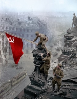 Shirnina’s colorized version of the iconic photo of Soviet soldiers atop Berlin’s Reichstag in 1945.