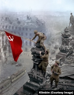 Оцветената от Ширнина историческа снимка на съветски войници на покрива на Райхстага през 1945 г.