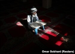 Një besimtar në Kabul duke lexuar Kuran.