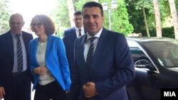 Зоран Заев и Радмила Шекеринска на лидерска средба