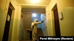 Дезинфекция подъезда в Казахстане. Иллюстративное фото.