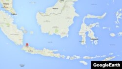 Епіцентр землетрусу магнітудою 6,2 був за 36 кілометрів на південь від району Мамуджу провінції Західне Сулавесі на глибині 18 кілометрів, повідомляє Геологічна служба США
