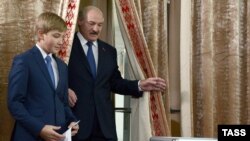 Президент Беларуси Александр Лукашенко с сыном Николаем на избирательном участке в день президентских выборов. Минск, 11 октября 2015 года.