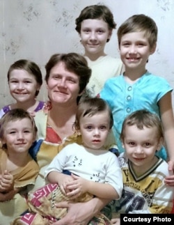Светлана Давыдова балаларымен бірге отыр.