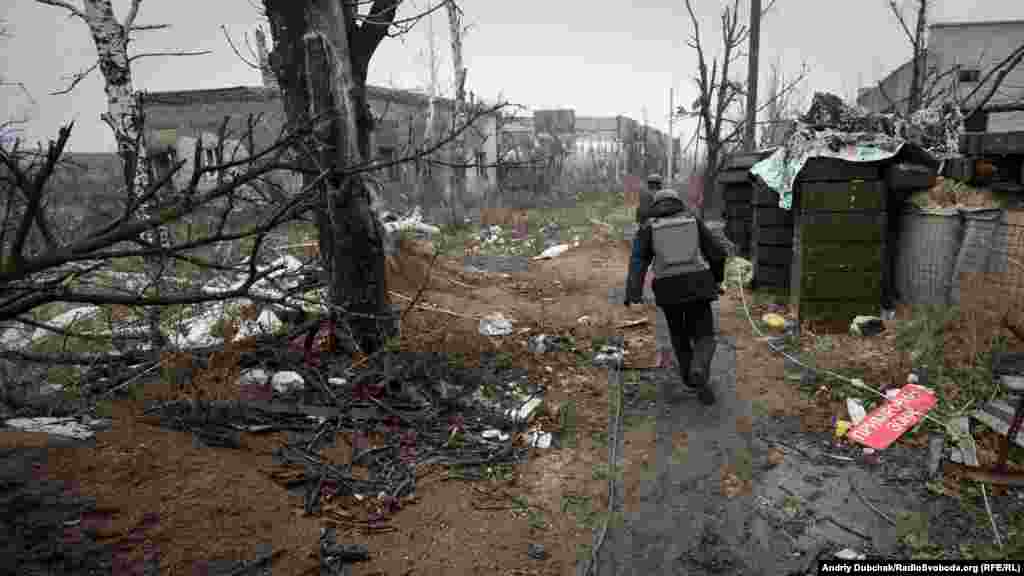 Journalists run for cover with Ukrainian government forces, anticipating the start of shelling.&nbsp;